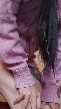 Seks lesbian buru-buru di dapur pakai strap-on