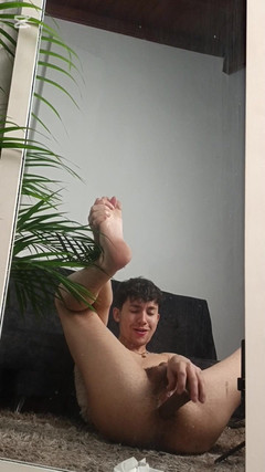 charlessteel: Twink kurva její zadek s velkým dildo a třese její...