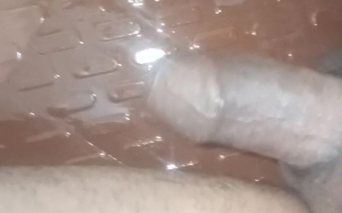 Deepak1989cage: Il pavimento scuote vigorosamente in bagno.