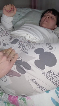 Ma belle-mère excitée veut que je jouisse dans sa grosse chatte poilue. Chatte poilue en gros plan