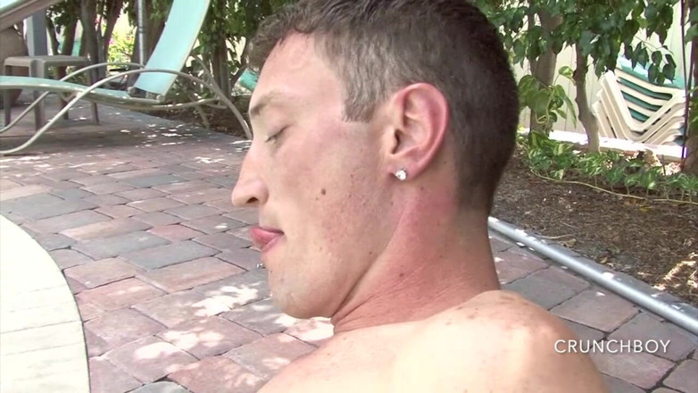 Gaybareback: Sexy jóvenes amigos chupando en la piscina