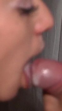 Vintage Glory Hole Action z czarnowłosą przebitą chuda duża tittied loszka