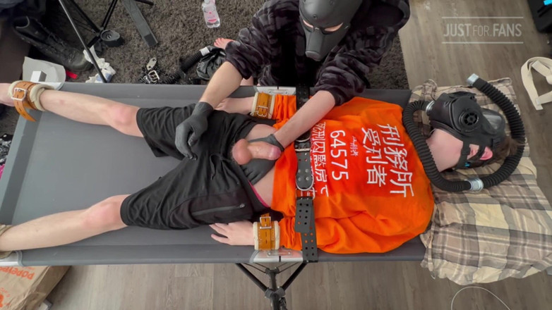 Inmate Cody and SubEdgeX: ガスマスク少年が縛り付けられ、縁取りされる