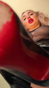 POV: Louboutin Heels Menghancurkan Wajah Anda