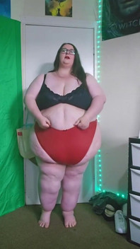 SSBBWの巨人女性が赤いタイトなパンティで歩く