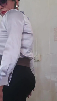 Băiat travestit în intimitate