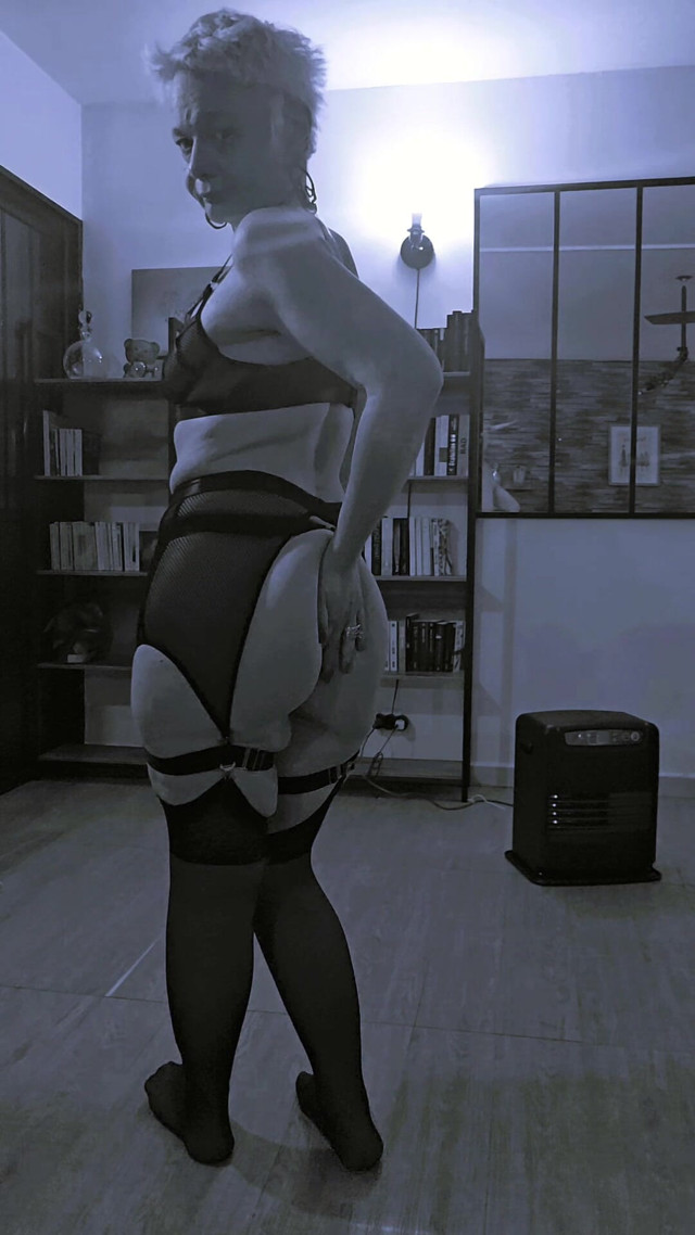 Small, Sexy, Very Bitchy MILF (Fia studio) Small, Sexy, Very Bitchy MILF (Fia studio)