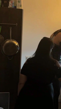Milf dominante estira el culo del sumiso de látex en la cocina
