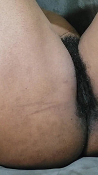 Fışkırtma ateşli orta yaşlı seksi kadın, kıllı amcık, büyük amcık dudakları, mastürbasyon