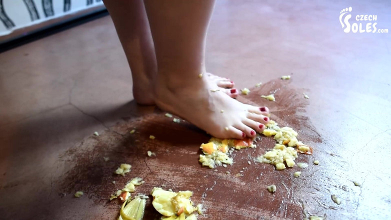 Czech Soles - foot fetish content: Велика дівчина дробить фрукти і тебе своїми величезними ногами
