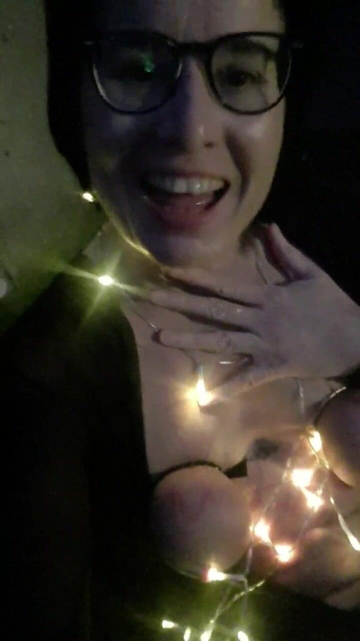 JulieEroticDress: Beleuchtetes Spritzen Draussen