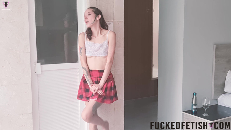 Fucked fetish: Cewek sange ini pertama kali kencing di depan kamera!