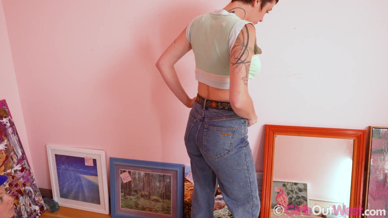 Girls Out West: Velká prsatá brunetka dostane její chlupatou kundičku a zadek lízané...