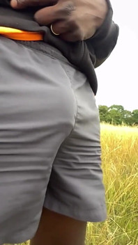 Als ik hierna kijk, kan ik het niet helpen om hard te worden. Een hele slowmotion van mij een wandelcommando in mijn korte broek in het park.