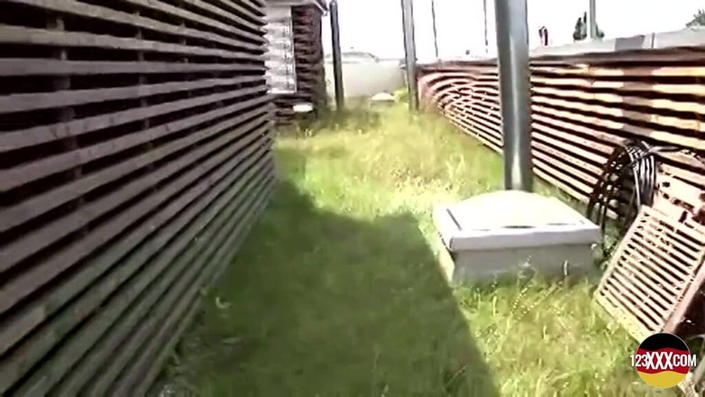 123XXX - 100% Amateurs: Sexy německá kočka se Saggy Prsy Jízda na péru Venku