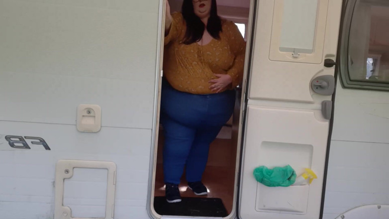 SSBBWLadyBrads: Жиробасина и крошечная дверь