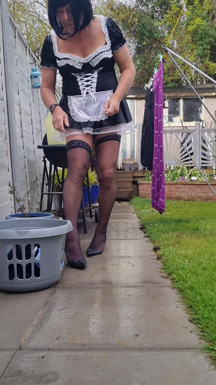 Pauline_sue: Servitoare la serviciu.