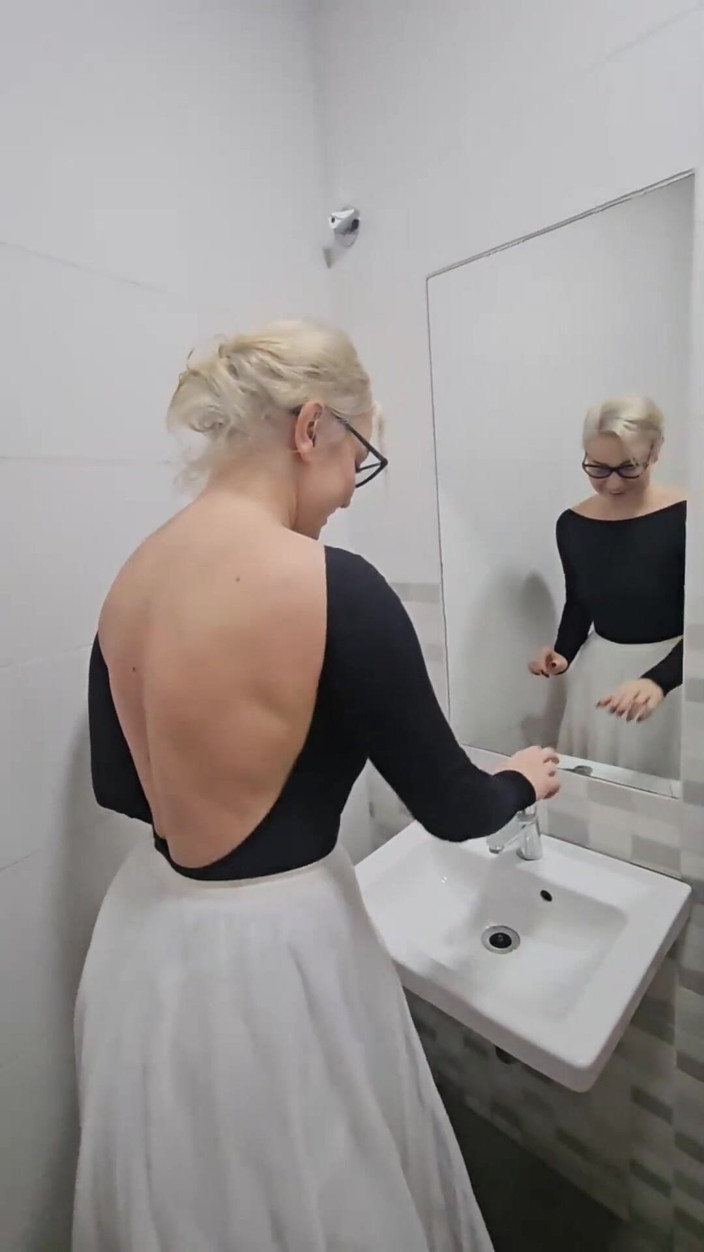 Sheryl X Sinclair: Pișare în toaletele publice cu prietenul meu sexual!