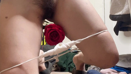 sweethanajapanese: 보지 아래에서 장미꽃을 노는 여대생 복장의 Hana Chan 섹시