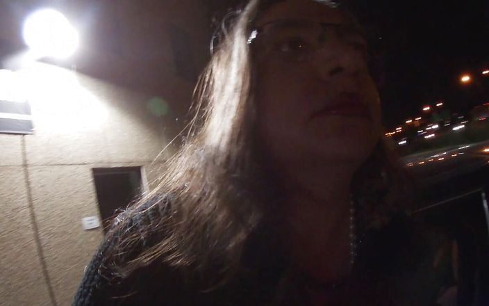 Fabiola Paola: Solo cd jugando en el estacionamiento por la noche