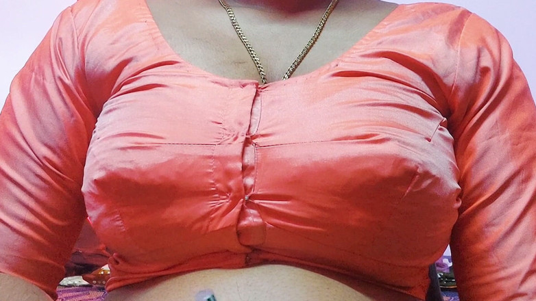 Desi Mohini: La sorellastra super eccitante trascorre una notte con il fratellastro.