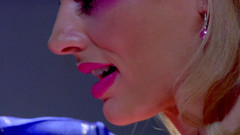 I kissed a girl and I liked it: Lesbiche super sbalorditive hanno un incredibile momento sessuale sul tavolo