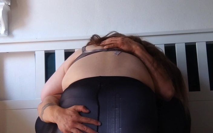 Pantyhose wife: Seks pakai stoking ketat dan celana dalam seksi