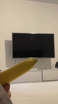 Mamă sexy tatuată Ty călărește banana adânc în fiecare gaură