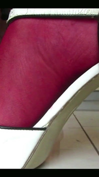 Czerwone szelki, białe paski w kształcie litery T, obcasy i grube dildo