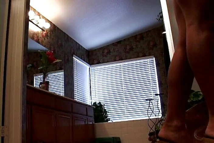 Radical: Une latina tentante prend sa chatte par une énorme bite