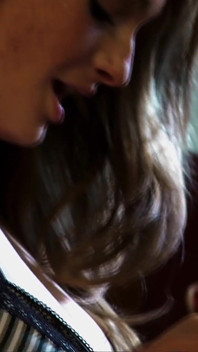 Raylene olizuje kundičku Faye Reagan pro její první lesbický orgasmus
