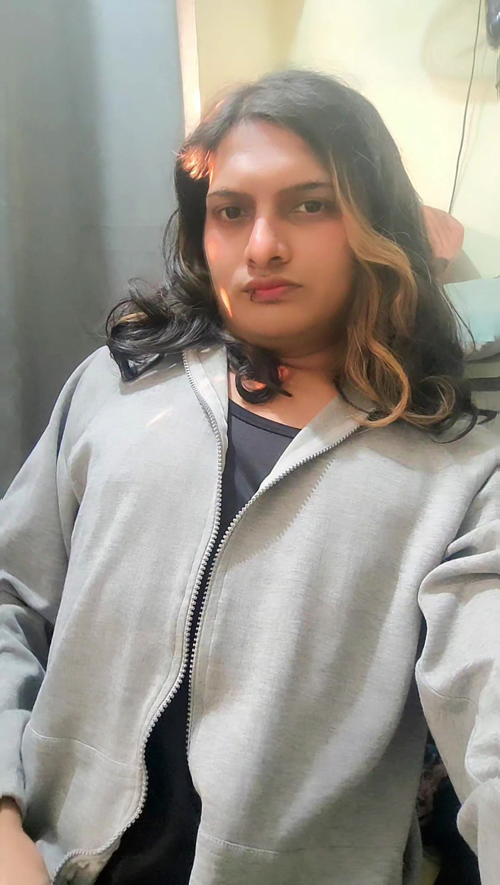 Zoyasazadai: Zoya Shezadi idzie pod prysznic i nosi niebieski ręcznik i...