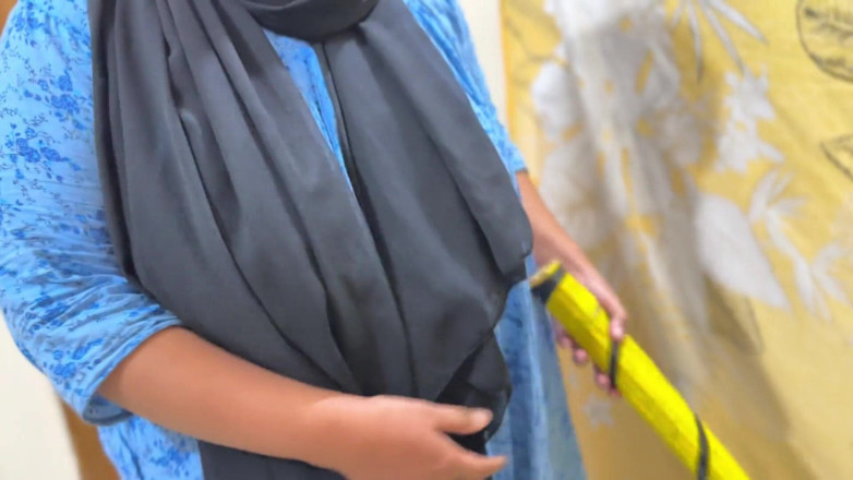 Aria Mia: Riesige hängende, milchige titten &amp; arsch, heiße indonesische muslimische tante putzen...