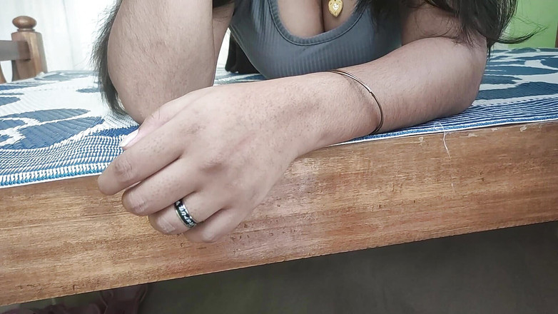 Vaigavarun45: Vaishnavy Shimmy пресса горячих сисек с прессом задницы на мини-юбке, Shimmy и мини-юбке пары Mallu романская, горячая романтика Mallu