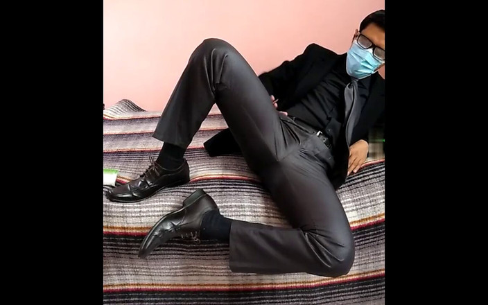 Ed21xxx: Anzug und krawatte spielen mit beule - 1