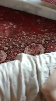 La moglie nuda prende la sborra in bocca