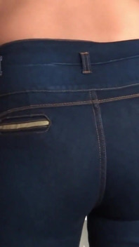 Efter urinering tar styvmor på sig mycket snäva jeans och avslöjar sina trosor