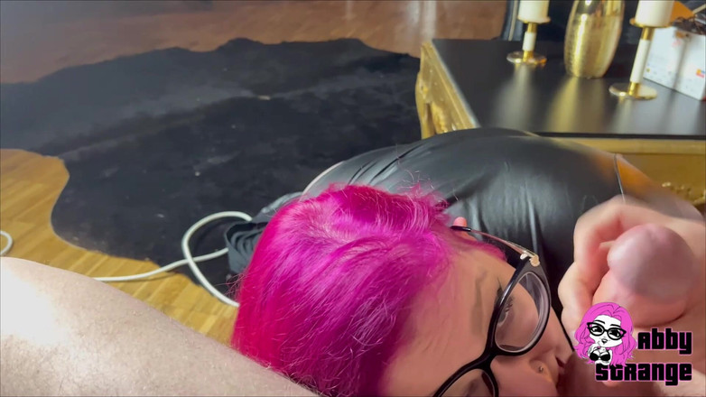 Abby Strange: Niemiecka BBW Abby Strange: Tyłek Shaking, Lizanie piłki i Połykanie...