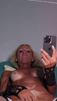 Maman Adore Sucer Ses Doigts Et Le Goût De Sa Chatte
