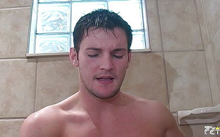 Gay Diaries: ハンサムな男はシャワーを浴びて、部屋に入ってくる男にペニスをしゃぶってもらいます