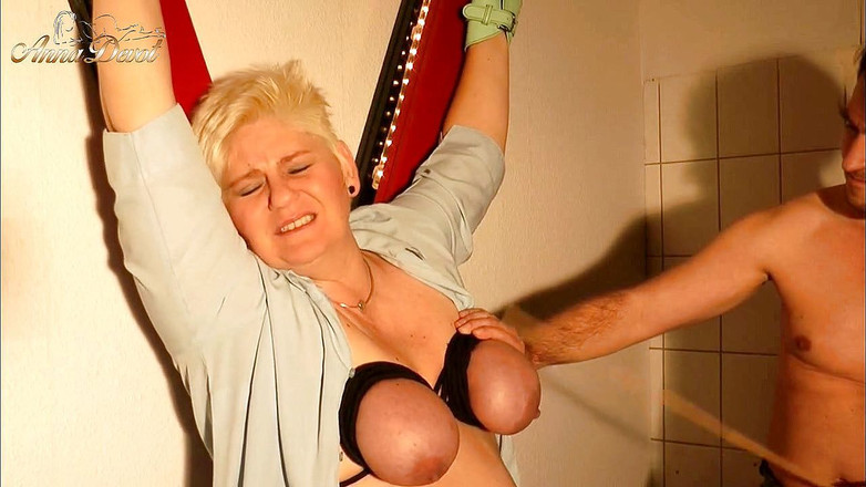 Anna Devot: Výprask prsou + výprask zadku = mokrá kundička