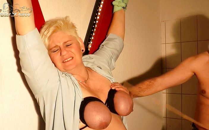 Anna Devot and Friends: Bröst spanking + röv spanking = fitta våt