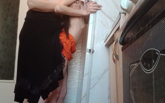 Lesbian-candys: Meine stiefmutter fickt mich in der küche hart