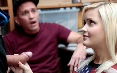 Pacar rambut pirang dientot sama penjaga di depan pacarnya