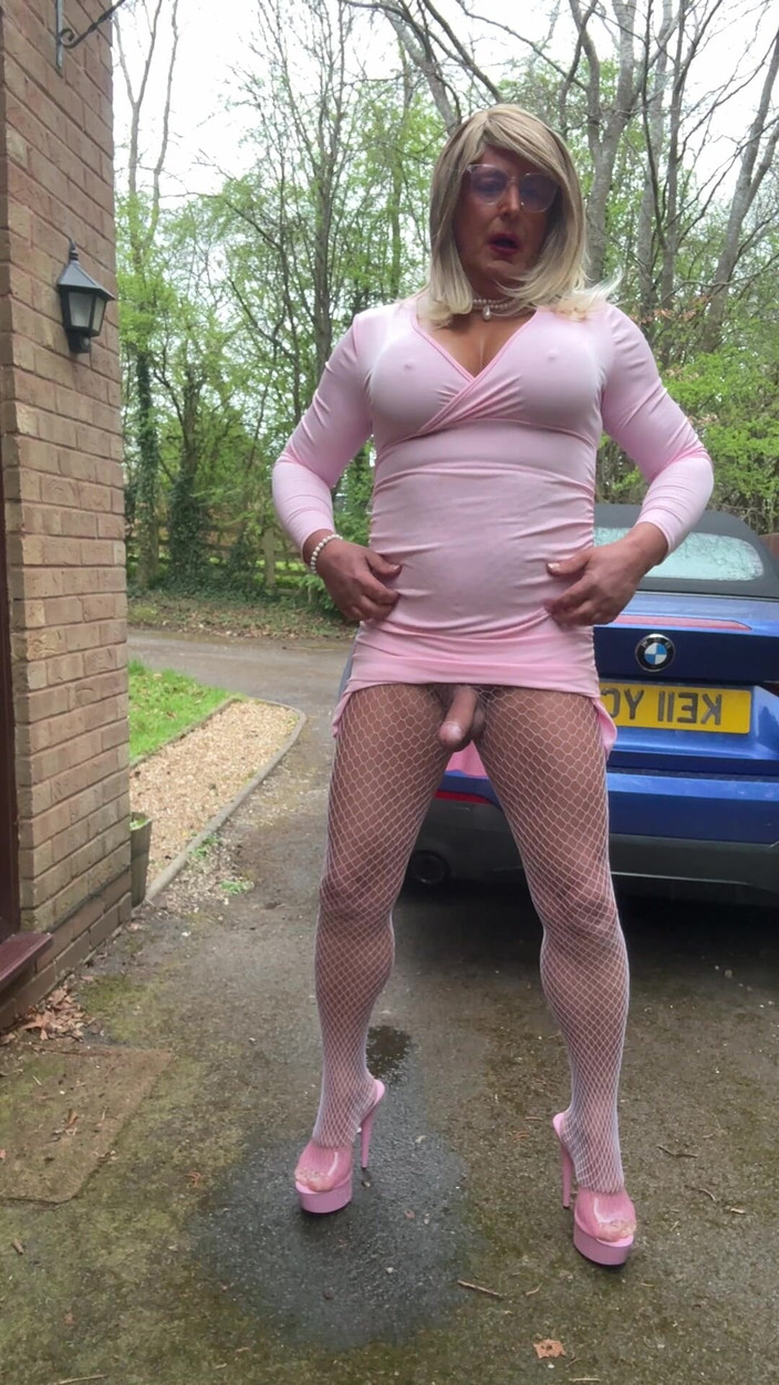 Kellycd2022: Seksowny Crossdresser Kellycd2022 w różowej sukience i białe rajstopy kabaretki