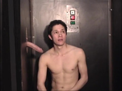 Young straight boy masturbation: Duvar delikleri alanında yarak emiyor