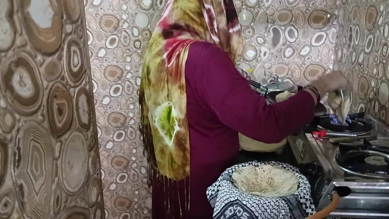 Bhabhi UP: Fui para a cozinha com a esposa de um amigo...