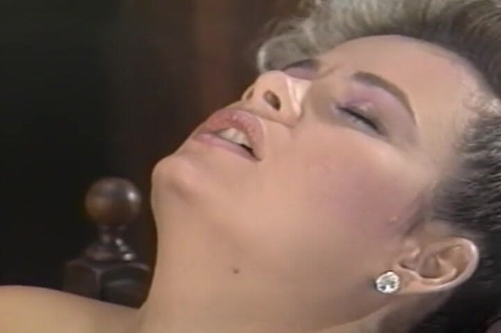 Lovers Of Vintage: Sekretaris kantor di-fingering sama bos lesbiannya