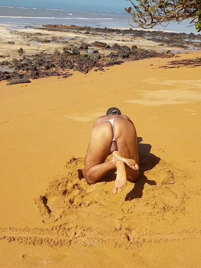 Ladysilvas: Ladysilva Crossdresser își expune curul sexy în chiloți pe plajă