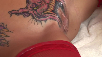Milf in Love: Caliente Santa Claus milf en rojo chupa una polla enorme